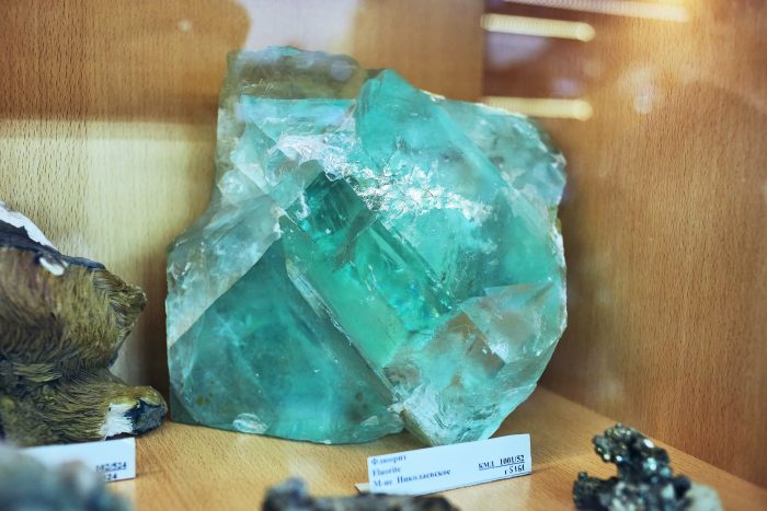 A photo of a chunk of fluorite, the mineral that releases fluoride