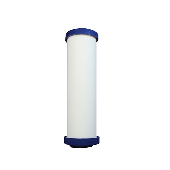 A photo of the 1025CeraMetix water filter. This filter is cynlindrical in shape and features blue caps at the top and bottom. The ceramic surface is bright white